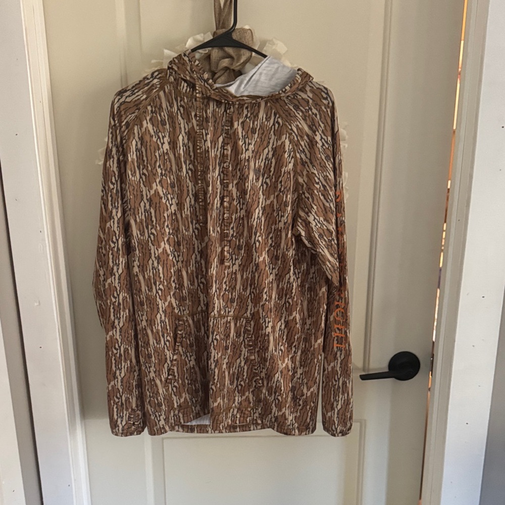 Men's Camouflage long sleeve shirt hoodie NWOT (never worn)